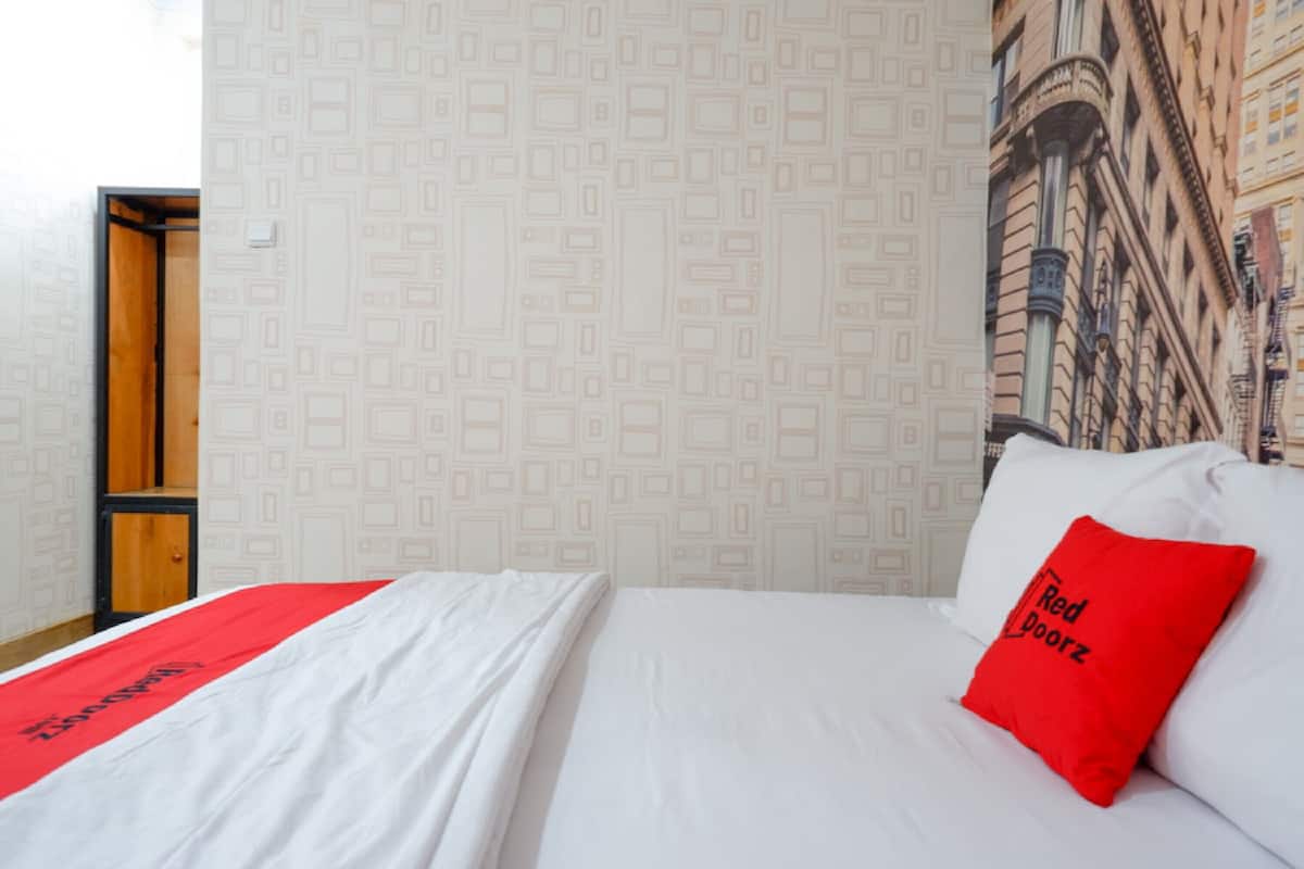 Double Room (RedDoorz) | Desk, free WiFi