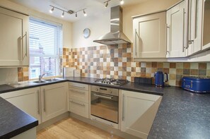 House (2 Bedrooms) | Private kitchen | Electric kettle - Kittywake Apartment (Whitby)