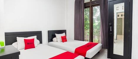 Standard Twin Room (RedDoorz) | Desk, WiFi (free)