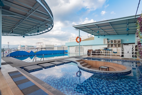 Outdoor pool - RedDoorz Premium near Bandung Station (Bandung)