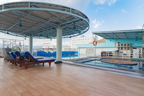 Terraza con sillones de descanso y zona de piscina.