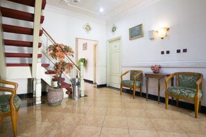 21–tuumainen televisio, jossa satelliittikanavat