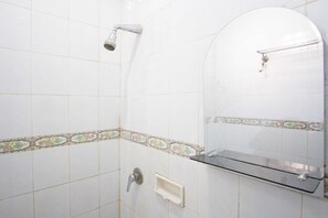 Combined shower/tub, free toiletries, towels - RedDoorz near Pantai Falajawa Ternate (Ternate)