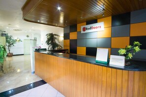 Reception - RedDoorz near Pantai Falajawa Ternate (Ternate)