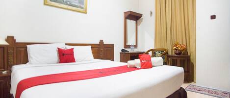 Double Room (RedDoorz) | Desk