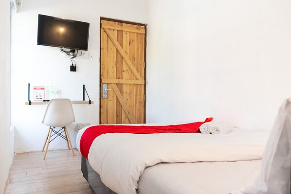 Desk - RedDoorz near Sam Poo Kong 3 (Semarang)