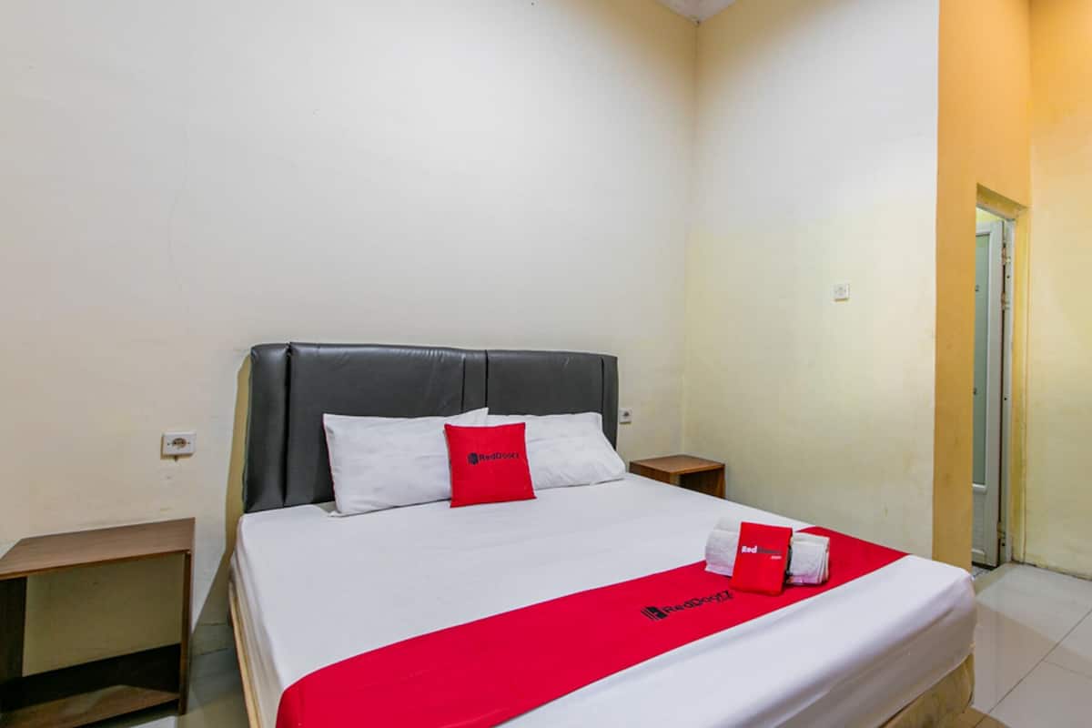 Double Room (RedDoorz) | 1 bedroom, desk, free WiFi