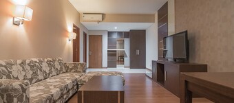 RedDoorz Premium near Paris Van Java Mall