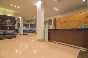 Reception - RedDoorz Premium near Paris Van Java Mall (Bandung)