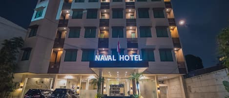 Fachada de la propiedad por la tarde o noche