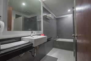Suite (RedDoorz) | Bathroom | Shower, free toiletries, towels - RedDoorz Premium near Paris Van Java Mall (Bandung)