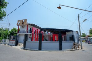 Front of property - RedDoorz Syariah near Alun Alun Tegal (Tegal)