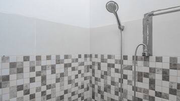 Shower, free toiletries, towels