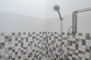Regadera, amenidades de baño gratuitas, toallas 