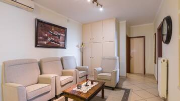 House, 2 Bedrooms | Ruang tamu | 32 inci sebuah televisyen pintar dengan digital