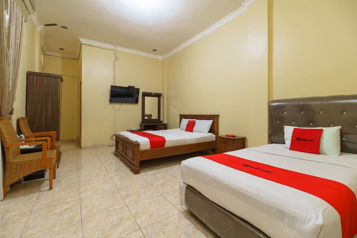 Triple Room (RedDoorz)