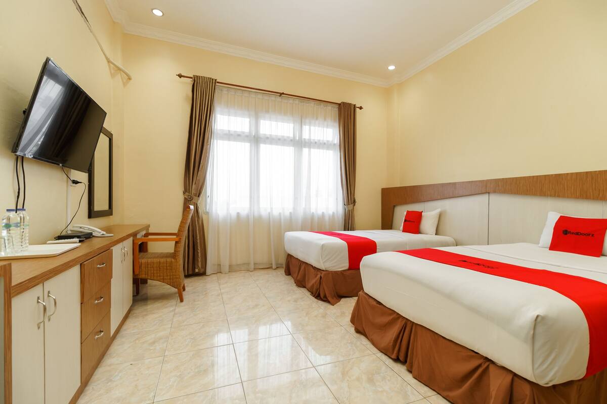 Deluxe Twin Room (RedDoorz)