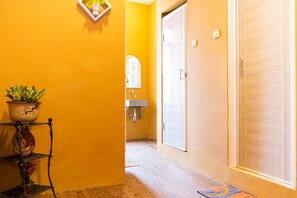 Shared Dormitory, Mixed Dorm (RedDoorz) | Bathroom