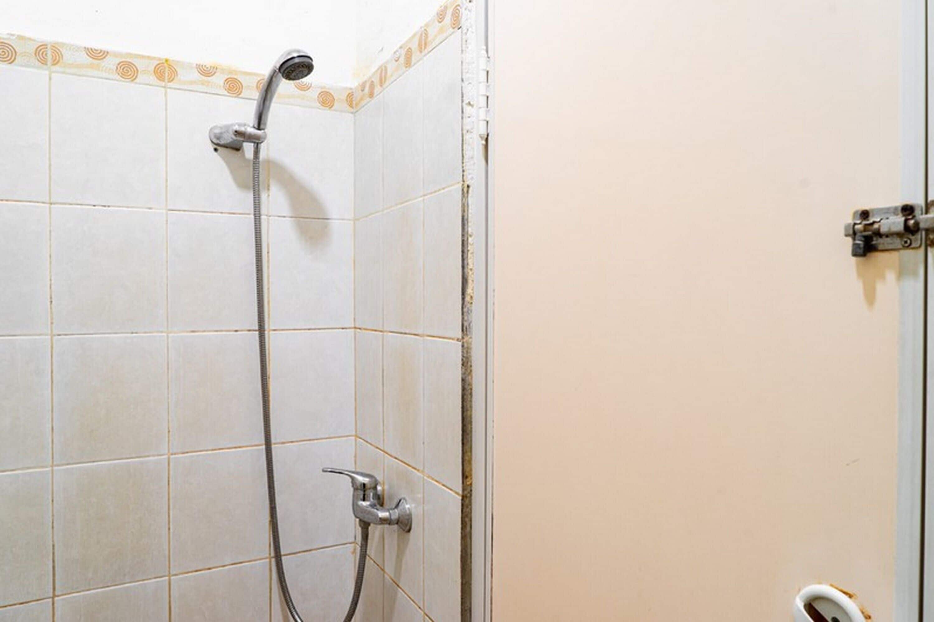 Double Room (RedDoorz) | Bathroom | Shower, free toiletries, towels