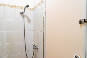 Double Room (RedDoorz) | Bathroom | Shower, free toiletries, towels - RedDoorz @ Kebon Kacang (Jakarta)