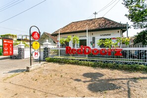 Front of property - RedDoorz Plus near Taman Sari 2 (Yogyakarta)