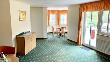 Apartment, Balkon | Wohnbereich | 32-Zoll-Flachbildfernseher mit Satellitenempfang, Fernseher