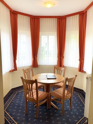 In-room dining - Hotel Dünenschloss (Karlshagen)
