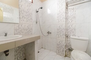 家庭房 (RedDoorz) | 浴室 | 淋浴设施、免费洗浴用品、�毛巾