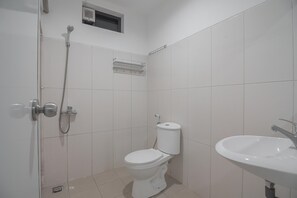 Shower, free toiletries, towels