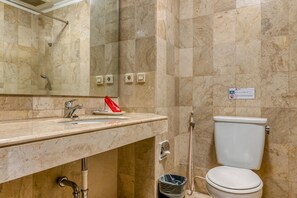 Shower, free toiletries, towels - RedDoorz Plus near Dharmawangsa Square (Jakarta)