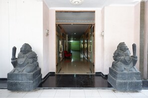 Property entrance - RedDoorz near GOR Wisanggeni (Tegal)