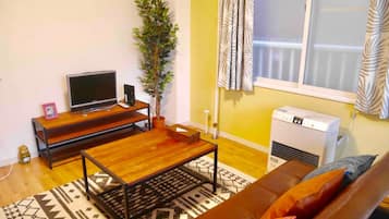 Apartment | Living room | Flat-screen TV