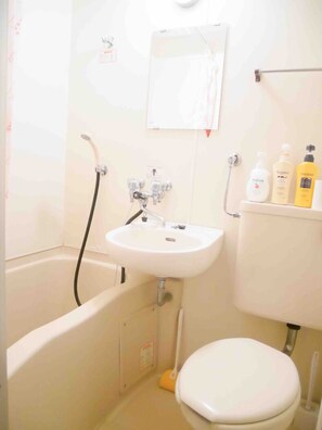 Apartment | Bathroom | Combined shower/tub, free toiletries, hair dryer, slippers - Villetta32 203 (Sapporo)