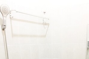 Shower, free toiletries, towels