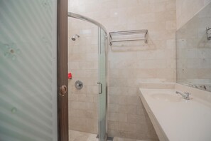 Premium Room (RedDoorz) | Bathroom | Shower, free toiletries, towels