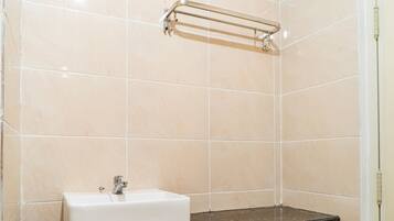 Shower, free toiletries, towels