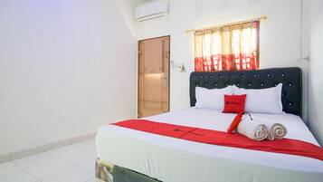 Double Room (RedDoorz)