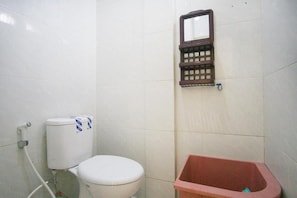 Shower, perlengkapan mandi gratis,  dan handuk