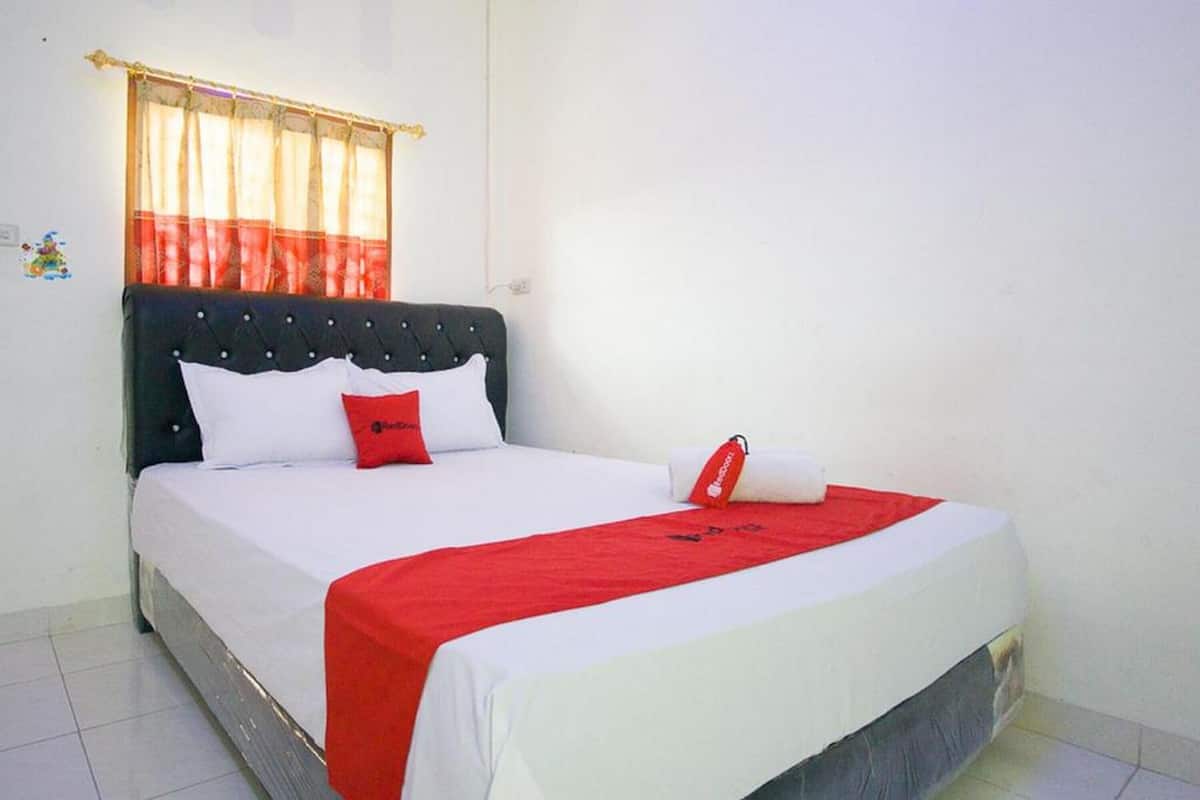 Double Room (RedDoorz)