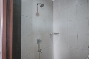 Premium Room (RedDoorz) | Bathroom | Shower, free toiletries, towels - RedDoorz Syariah near Tugu Juang Jambi 2 (Jambi)