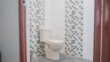Shower, perlengkapan mandi gratis, dan handuk