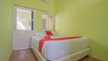 Double Room (RedDoorz)