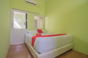 Double Room (RedDoorz)