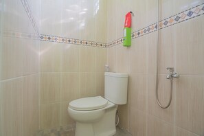 ห้องดับเบิล (RedDoorz) | ห้องน้ำ | ฝักบัว, ของใช้ในห้องน้ำฟรี, ผ้าเช็ดตัว