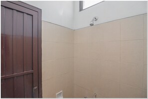 Dusche, kostenlose Toilettenartikel, Handtücher