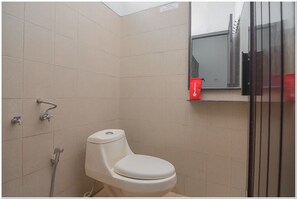 Shower, free toiletries, towels - RedDoorz Plus near RSUD Majalengka (Majalengka)