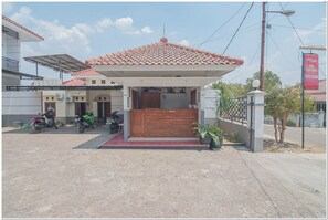 Front of property - RedDoorz Plus near RSUD Majalengka (Majalengka)