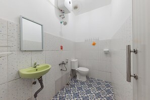 Familieværelse | Badeværelse | Bruser, gratis toiletartikler, håndklæder