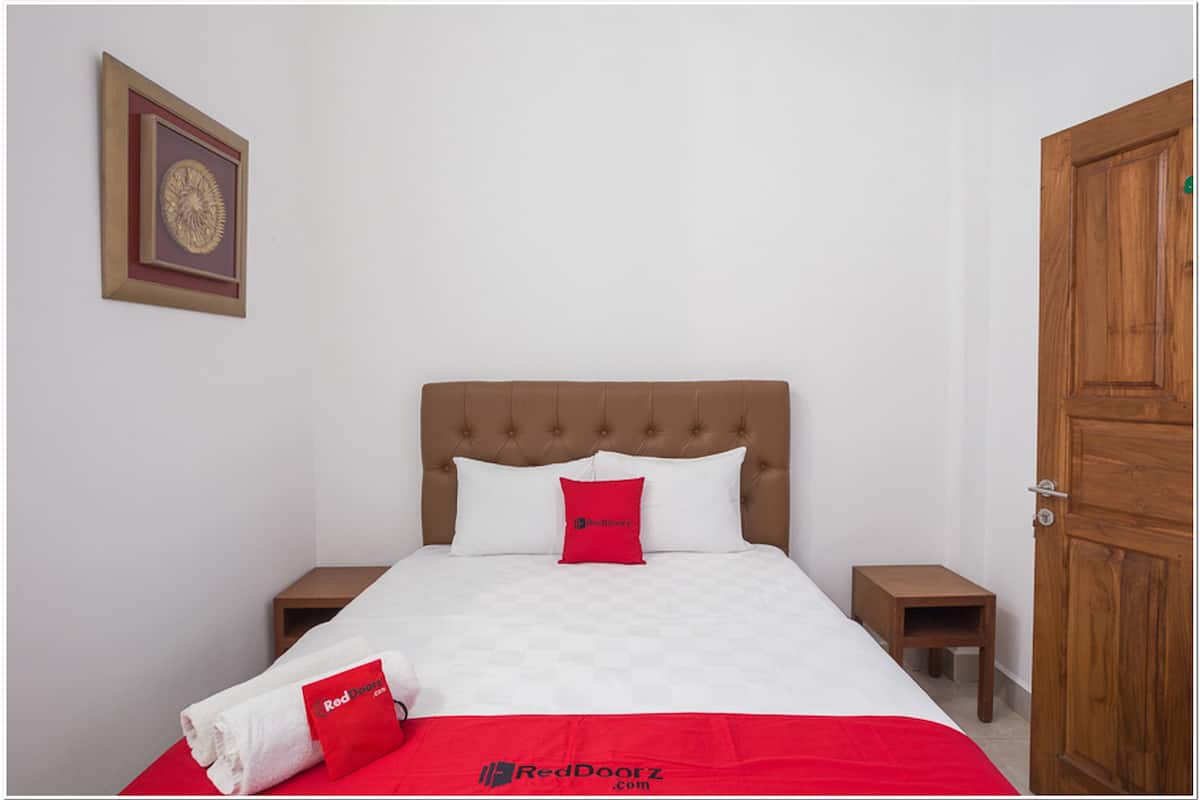 Double Room (RedDoorz)