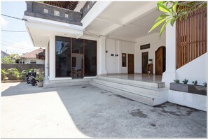 Property entrance - RedDoorz near Padang Galak Beach (Denpasar)